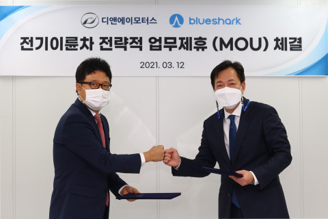 왼쪽부터 디앤에이모터스 홍성관 대표이사, 블루샤크코리아 이병한 대표이사