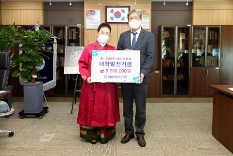 오른쪽부터 한농대 조재호 총장이 풍미식품 유정임 대표에게서 대학발전기금 500만원을 기탁받은 뒤 기념 촬영을 하고 있다