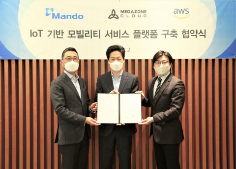 왼쪽부터 AWS 코리아 함기호 대표, 만도 WG 캠퍼스 오창훈 부사장, 메가존클라우드 이주완 대표(자료제공: 만도)