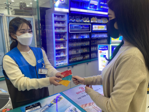 GS25가 전주시 시내버스 정기권 판매 및 충전 서비스 도입을 추진한다