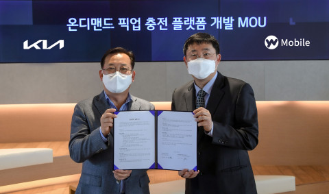 왼쪽부터 기아 판촉전략실장 오용진 상무와 YW모바일 이영석 대표이사가 온디맨드 픽업 충전 플랫폼 공동 개발 MOU 체결식에서 기념 촬영을 하고 있다