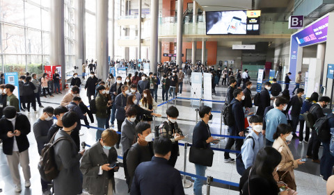 AI EXPO KOREA 2021에 입장하려는 참관객들