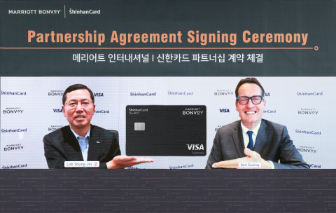 왼쪽부터 신한카드 임영진 사장과 바트 뷰링 메리어트 인터내셔널 아시아·태평양지역 세일즈 앤 마케팅 최고 책임자가 온라인으로 카드 출시 계약을 체결한 뒤 미소짓고 있다