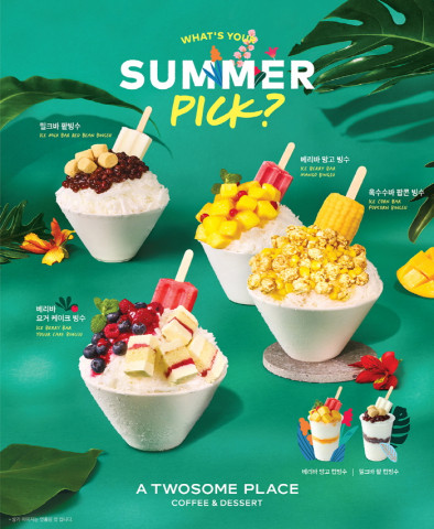 프리미엄 디저트 카페 투썸플레이스가 아이스바를 꽂아 특별한 맛과 비주얼을 더한 빙수 신제품을 선보인다