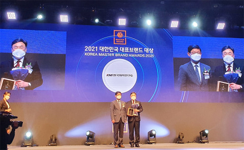 왼쪽부터 두 번째 KMI한국의학연구소 이규호 전무이사가 2021 대한민국 대표브랜드 대상 시상식에서 건강검진센터 부문 대상을 수상하고 있다