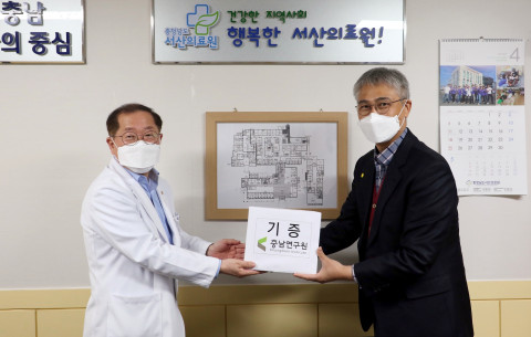 충남연구원이 서산의료원을 방문해 코로나19 환자를 지원하기 위한 300만원 상당의 테블릿PC 6대를 전달했다. 왼쪽부터 서산의료원 김영완 원장, 충남연구원 방만기 정책사업지원단장