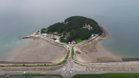 충남 보령의 죽도 주변 갯벌을 드론으로 촬영한 사례