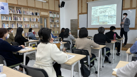 충남연구원 마을만들기지원센터가 제1차 광역 및 시군 중간지원조직 상근자 맞춤형 교육을 실시한 가운데 정석호 센터장이 강의를 하고 있다