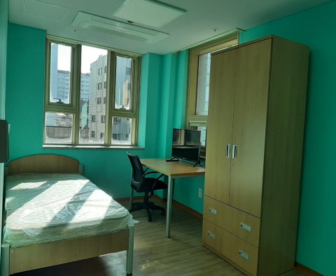 한국법무보호복지공단 서울동부지부는 1인 1인 생활관 시설 개선 작업으로 대상자들의 복지 증진을 위해 노력하고 있다