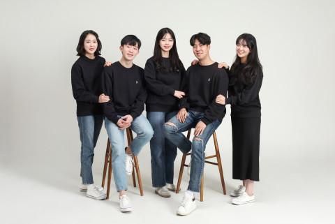 솔룩(SOLLOOK)의 팀원. 오른쪽부터 김세진(마케팅, 기획), 안재찬(대표), 양한나(디자인), 김지헌(기술개발), 이여정(디자인)