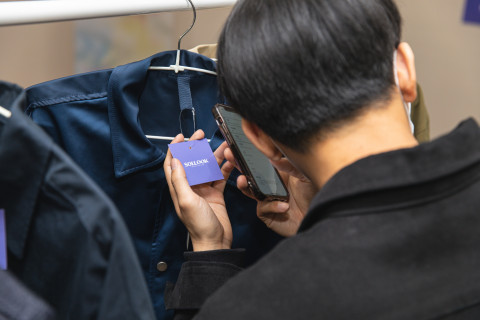 ‘들리는 옷장’에 참여한 시각 장애인이 솔룩의 애플리케이션을 통해 의류 정보를 듣고 있다