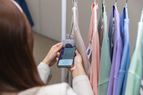 솔룩의 애플리케이션으로 의류 정보가 출력되고 있다