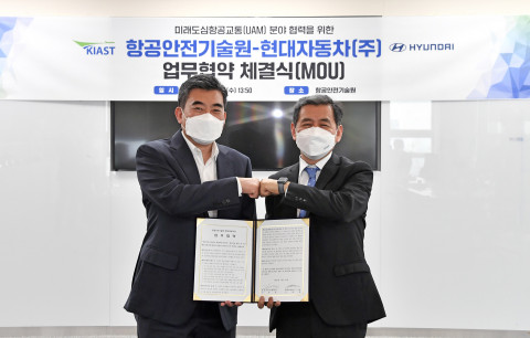 왼쪽부터 현대자동차 신재원 사장과 항공안전기술원 김연명 원장이 국내 도심 항공교통 산업 발전을 위한 업무협약식에서 기념 촬영을 하고 있다