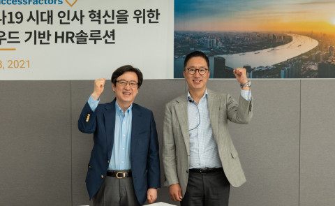 왼쪽부터 이성열 SAP 코리아 대표이사와 박세진 SAP 석세스팩터스 본부장이 행사 시작 전 기념 촬영을 하고 있다