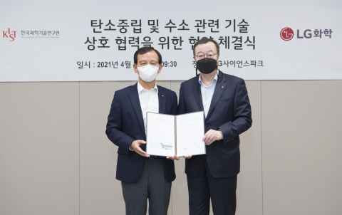 왼쪽부터 한국과학기술연구원 윤석진 원장과 LG화학 CTO 유지영 부사장이 기술 공동 연구개발을 위한 MOU 체결식에서 기념 촬영을 하고 있다