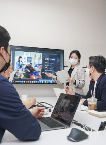 트루 이노베이션 랩에서 SK텔레콤 직원이 스타트업 관계자들과 회의를 하고 있다