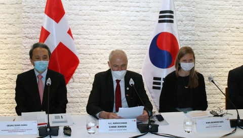 왼쪽부터 홍승봉 삼성서울병원 교수, 아이너 옌센 주한덴마크대사, 니나 보라르 보울 주한덴마크대사관 보건 참사관이 10일(월) 서울시 성북구 주한덴마크대사 관저에서 열린 제4차 ‘한