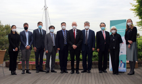 10일(월) 서울시 성북구 주한덴마크대사 관저에서 열린 제4차 ‘한-덴마크 일차 보건의료 및 정신건강’ 세미나에 참석한 한-덴 공공기관 및 보건의료계 관계자들이 기념 촬영을 하고 