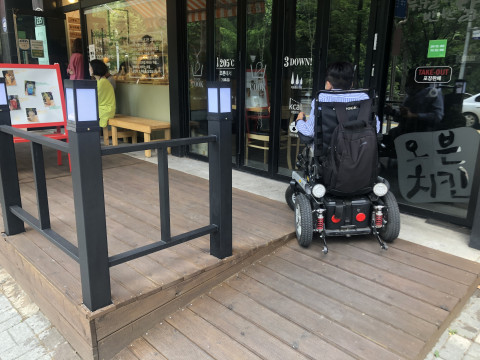 경사로 설치 후 경사로를 이용해 상점에 입장할 수 있다