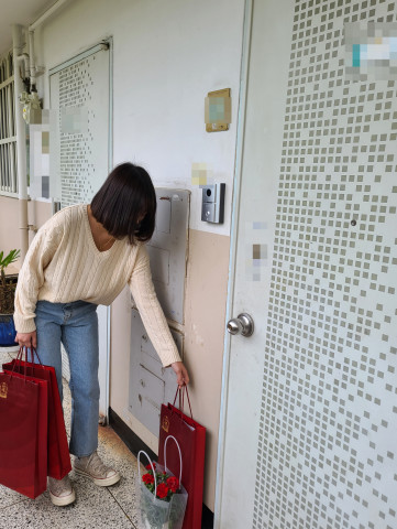 자원봉사 홍보대사로 활동하는 유튜버 쯔양이 독거어르신께 비대면으로 선물을 전달하고 있다