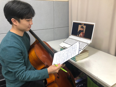 온라인 멘토링을 진행 중인 음악 전공 대학생 멘토와 멘티