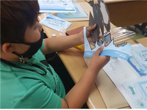 해양보호생물 페이퍼아트를 즐기는 학생