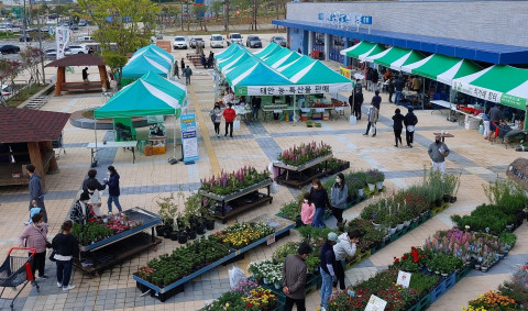 5월 초 태안로컬푸드직매장 앞에서 열린 직거래 장터, 충남연구원 농업6차산업센터는 5월 22일부터 10월 말까지 매 주말 태안로컬푸드직매장 앞 광장에서 충남 로컬페이스 지역사랑 장