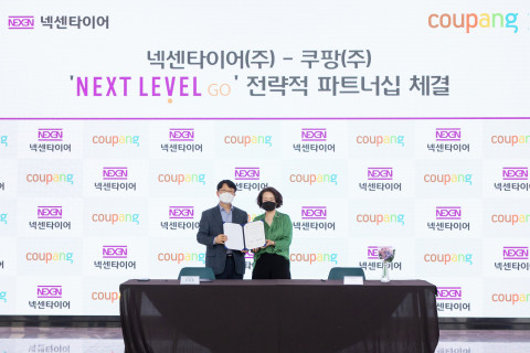 왼쪽부터 넥센타이어 이현종 사장과 쿠팡 윤혜영 부사장이 전략적 파트너십 체결식에서 기념 촬영을 하고 있다