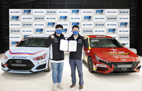 왼쪽부터 TEAM HMC 레이싱팀 김주현 단장, 현대자동차 국내사업 본부장 유원하 부사장이 현대차-TEAM HMC 후원 협약식에서 기념 촬영을 하고 있다
