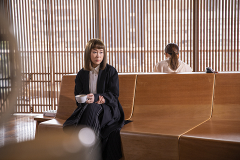 ‘Arts in Hong Kong’ 캠페인의 웹사이트에서는 다재 다능한 예술가인 이바나 웡(Ivana Wong) 등 홍콩 유명인들이 출연하는 대화형 마이크로필름을 상영한다