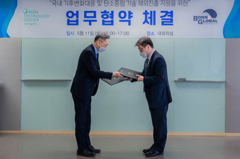 왼쪽부터 김종갑 본투글로벌센터장, 정병기 녹색기술센터 소장