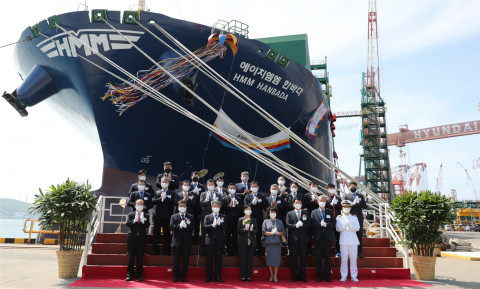 참석자들이 HMM Hanbada호 명명식 행사에서 기념 촬영을 하고 있다
