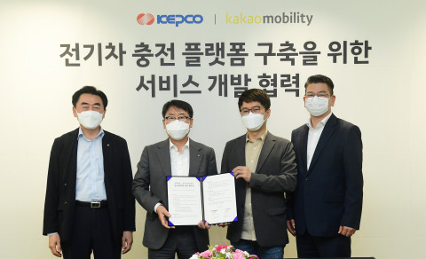 왼쪽부터 황광수 한전 에너지전환처장, 이종환 한전 사업총괄부사장, 류긍선 카카오모빌리티 대표이사, 안규진 카카오모빌리티 사업총괄부사장이 체결식에서 기념 촬영을 하고 있다