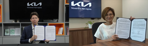 왼쪽부터 파블로 마르티네즈 기아 오너십경험 사업부장과 돈 팬 기아 싱가폴 대리점 사이클 앤 캐리지 운영 담당 이사가 MOU를 체결하고 기념 촬영을 하고 있다