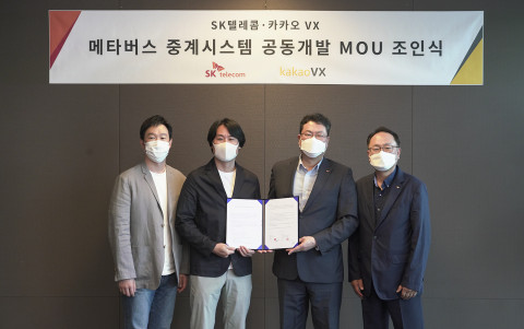 왼쪽부터 카카오 VX 이상원 그룹장, 이종석 이사과 SKT 이재광 미디어사업 지원그룹장, 오경식 스포츠마케팅 그룹장이 체결식에서 기념 촬영을 하고 있다