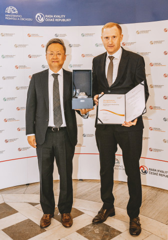왼쪽부터 백철승 현대차 체코생산법인장과 마틴 클리츠닉 체코생산법인 품질부실장이 시상식에서 기념 촬영을 하고 있다