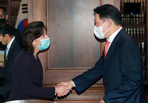 최태원 대한상공회의소 회장이 미국 워싱턴 D.C에서 열린 한미 비즈니스 라운드 테이블에 참석, 지나 레이몬도 상무부 장관을 만나 악수를 나누고 있다