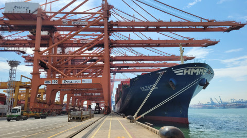 6300TEU급 컨테이너선 HMM 오클랜드호가 부산 신항 HPNT에서 국내 수출기업들의 화물을 싣고 있다