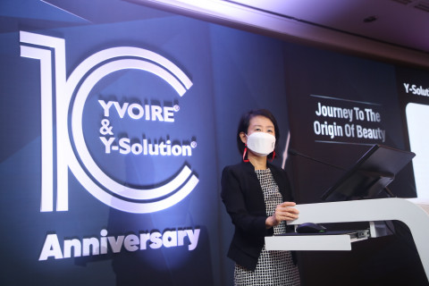 LG화학 김혜자 에스테틱사업부장이 이브아르 10주년 심포지엄에서 오프닝 스피치를 하고 있다
