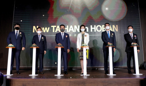 왼쪽에서 두 번째부터 김선규 호반그룹 총괄회장, 김상열 호반장학재단 이사장, 우현희 태성문화재단 이사장, 나형균 대한전선 사장이 New TAIHAN in HOBAN 행사에서 기념 