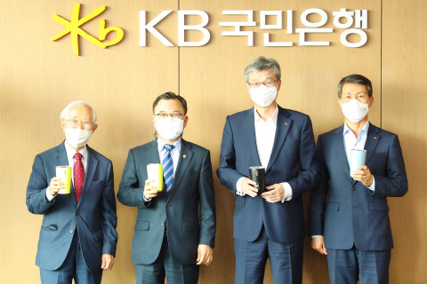 왼쪽부터 손봉호 푸른아시아 이사장, 홍정기 환경부 차관, 허인 KB국민은행장, 박성수 KB국민카드 부사장이 출시 행사에서 기념 촬영을 하고 있다