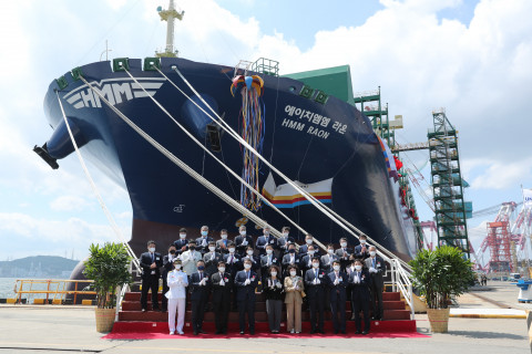 주요 참석자들이 HMM Raon호 명명식 행사에서 기념 촬영을 하고 있다