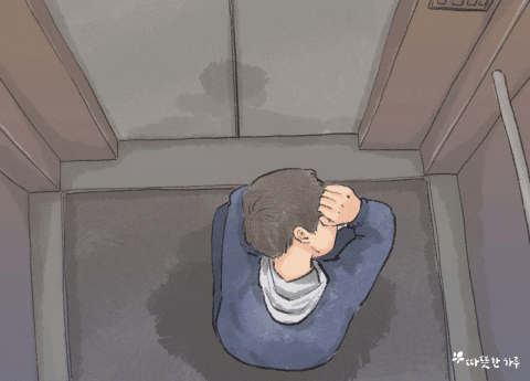 엘리베이터에서 눈물을 훔치는 아이