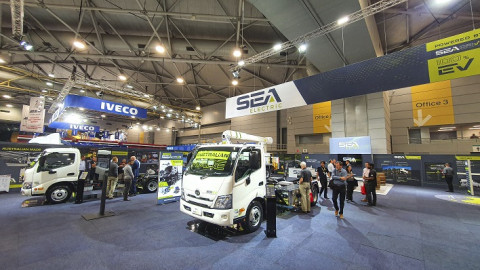 2021 Brisbane Truck Show 행사장에서 첫 일반 공개된 SEA Electric의 풀레인지 트럭이 전시되어 있다. 4.5톤 상용차부터 22.5톤 3축 리지드 트럭에