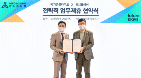 오른쪽부터 퓨처플레이 류중희 대표와 메가존클라우드 이주완 대표가 스타트업 클라우드 패키지 구축을 위한 MOU를 체결했다