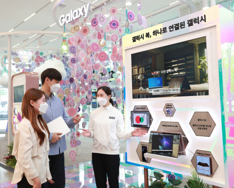 삼성 디지털프라자 삼성대치본점 ‘갤럭시 스튜디오’에서 소비자들이 스마트폰·태블릿·웨어러블 기기 등 다양한 갤럭시 기기와 쉽고 편리하게 연동되는 ‘갤럭시 북 프로’ 시리즈의 혁신적인