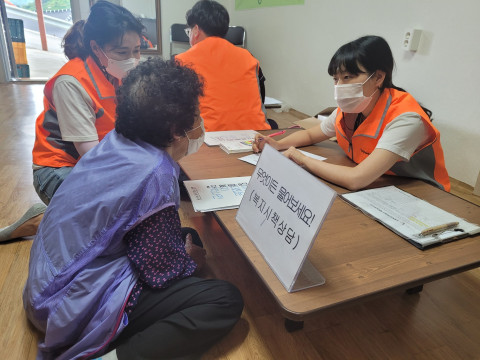 구례군장애인복지관 실무자들이 마을주민들에게 2021년 복지서비스를 설명하고 있다
