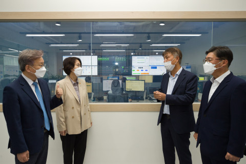 임혜숙 과학기술정보통신부 장관과 권칠승 중소기업벤처부 장관이 웹케시그룹 통합관제센터에서 기업 핀테크 플렛폼의 장애대응 및 보안시스템에 관한 설명을 듣고 있다. 왼쪽부터 권칠승 중기