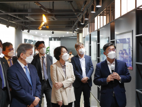 강원주 웹케시 대표가 웹케시 홍보관에서 웹케시의 주요 사업을 설명하고 있다. 왼쪽부터 권칠승 중소기업벤처부 장관, 임혜숙 과학기술정보통신부 장관, 석창규 웹케시그룹 회장, 강원주 