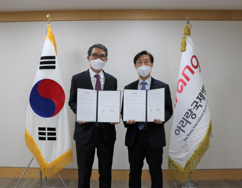 왼쪽부터 사회연대은행 김용덕 이사장과 아리랑국제방송 주동원 사장이 업무협약을 맺고 기념촬영을 하고 있다